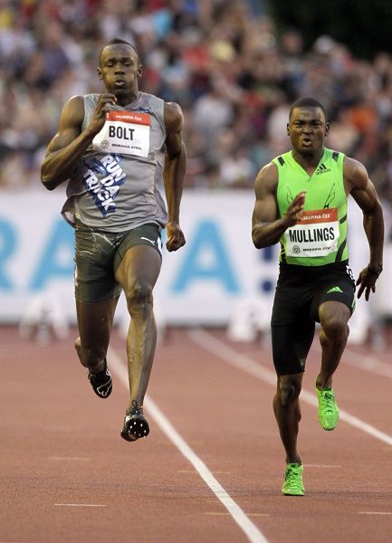 对手难以招架,球队轻松夺冠 对手难以招架,球队轻松夺冠