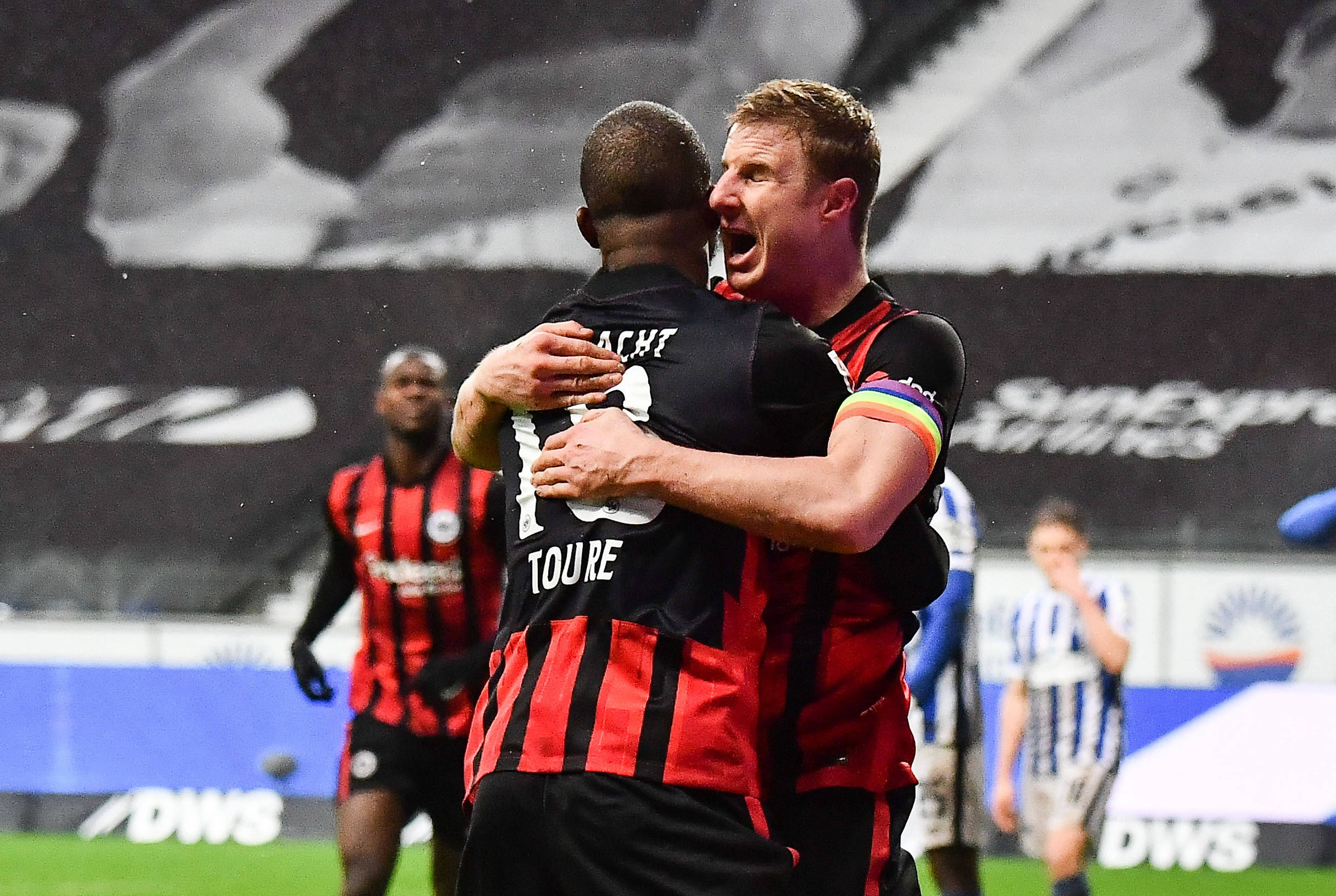 熊猫体育中国App-法兰克福俱乐部庆祝胜利，球迷癫狂