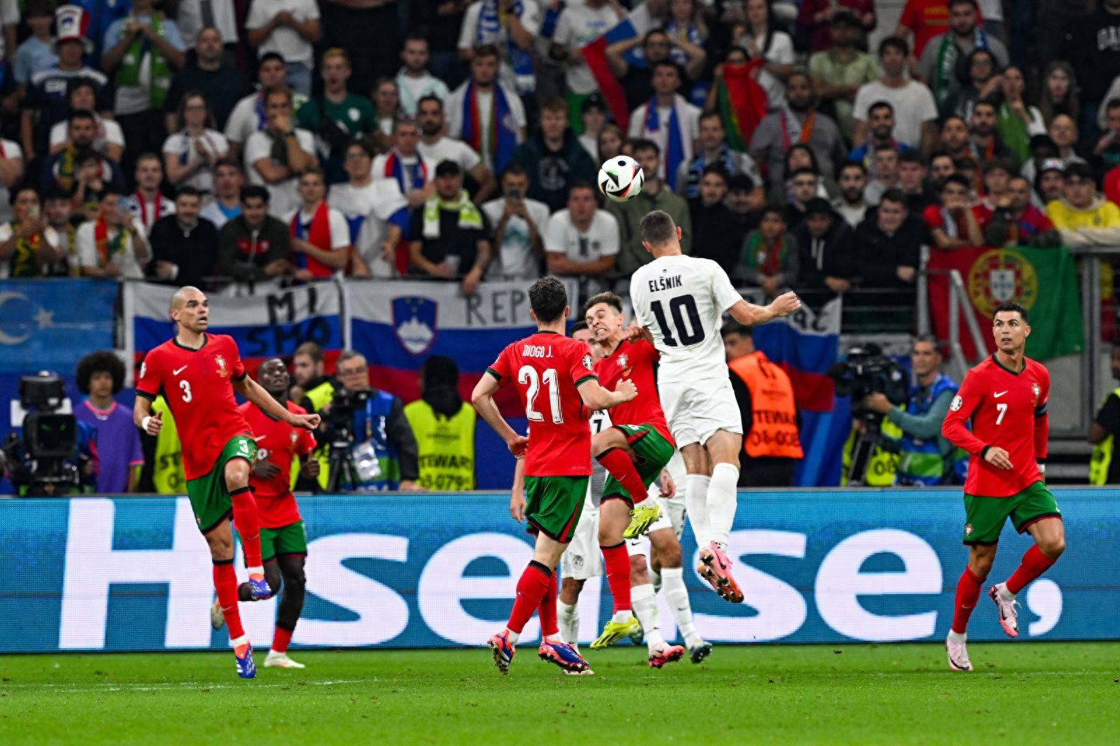 喜忧参半!球队险胜对手,但仍需努力晋级欧洲杯 喜忧参半!球队险胜对手,但仍需努力晋级欧洲杯