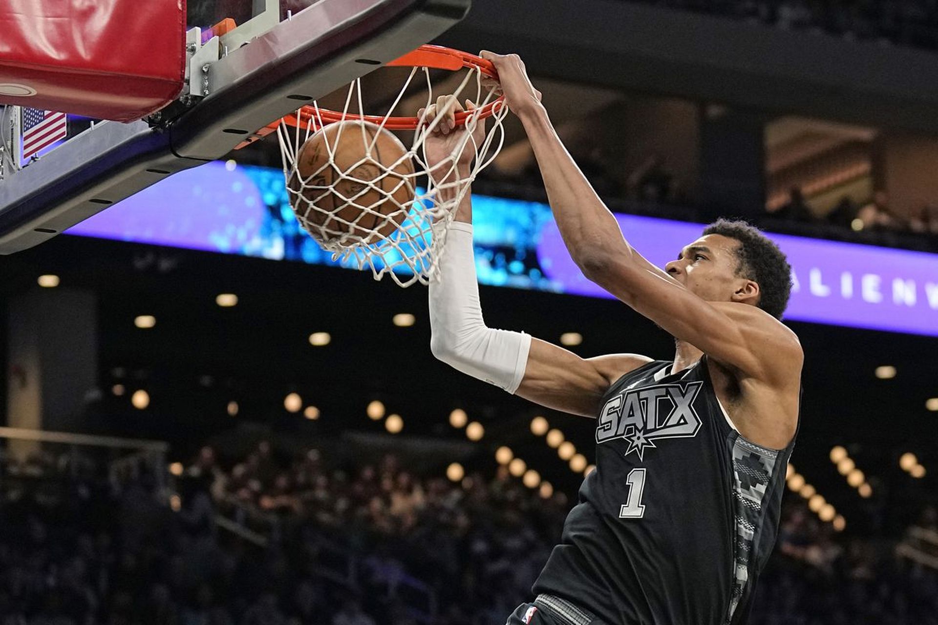 马刺绝杀雷霆，拉文点燃赛场